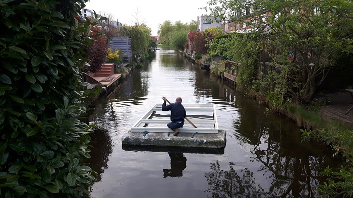 26a Kozijn wordt over het water vervoerd op een moeilijk bereikbare plaats.